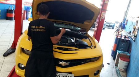 Chevrolet Camaro amarelo